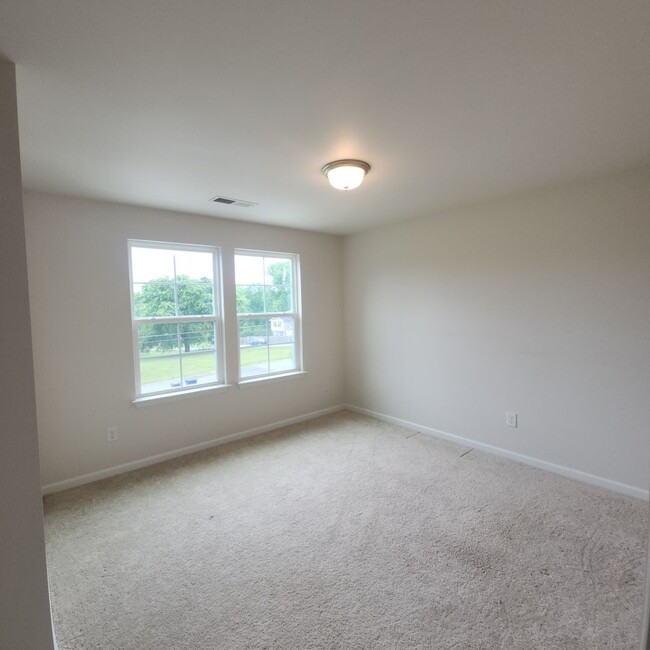 Building Photo - 4 Bedroom House with Double Garage FOR REN...