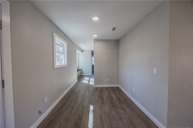 Building Photo - 17 Dillow Dr