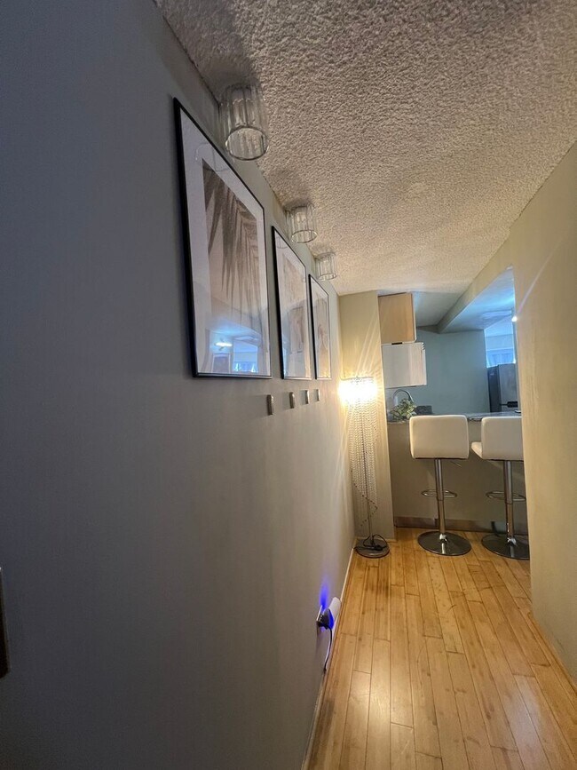 Building Photo - Furnished Studio at Regency Tower * Parking * AC