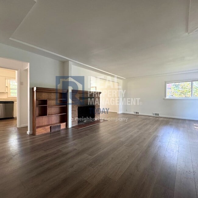 Building Photo - 2021 E 72nd St