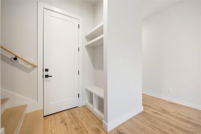Building Photo - 6116 De Campo St