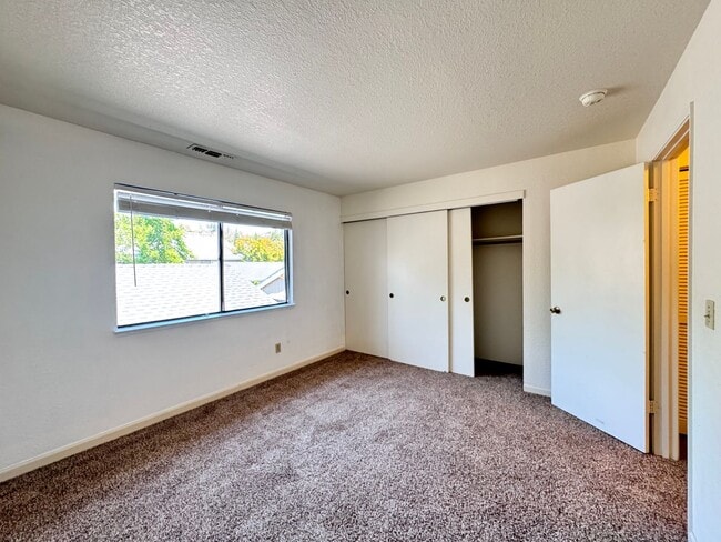 Building Photo - Cozy upstairs Condo in Auburn. Pets welcome!!