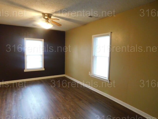 Building Photo - $1000 - 3 bed 1 bath - Single Family Home