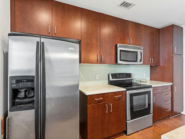 Building Photo - 5925 Almeda Rd