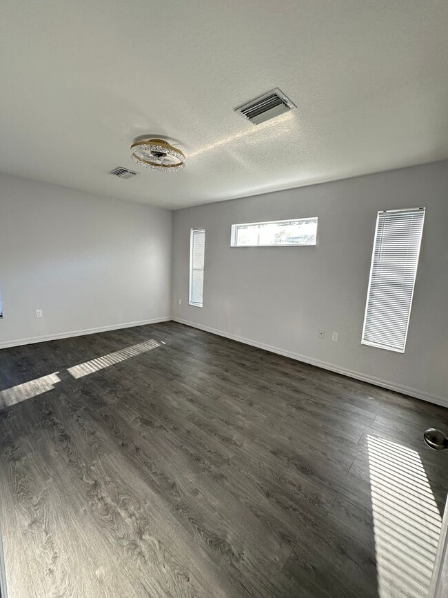 Building Photo - Beautifully Remodeled 3-Bedroom, 2-Bath Ho...