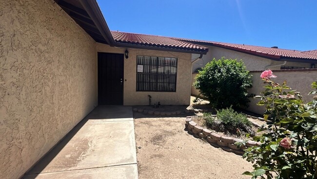 Building Photo - (APPLICATION PENDING) Beautiful East Lanca...