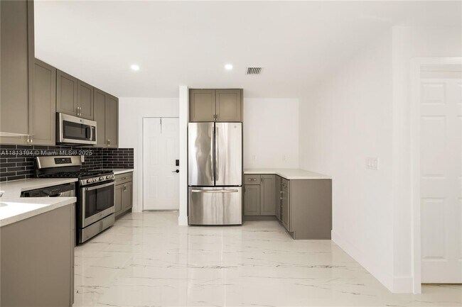 Building Photo - 2111 N 14th Ct