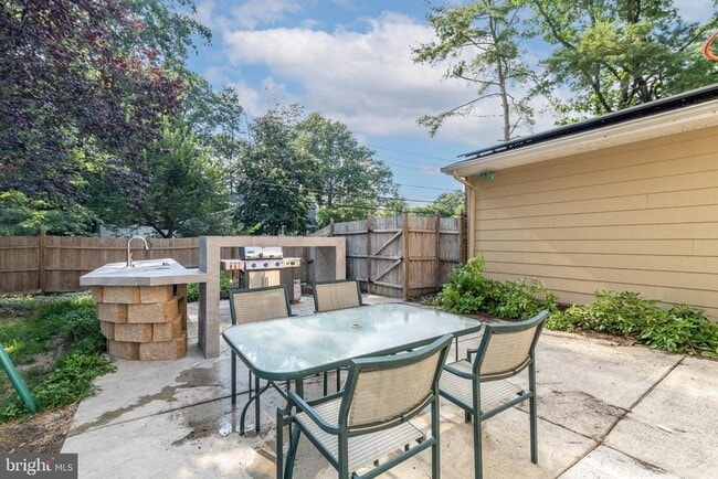 Building Photo - 1800 Lark Ln