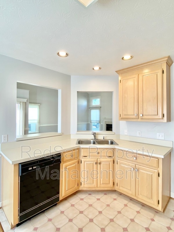 Building Photo - 6 Pine Lake Ct