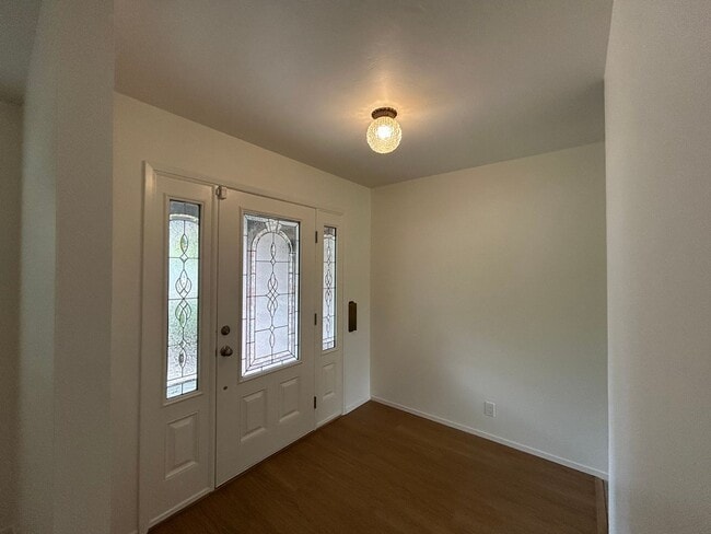 Building Photo - 7588 Oak Leaf Dr