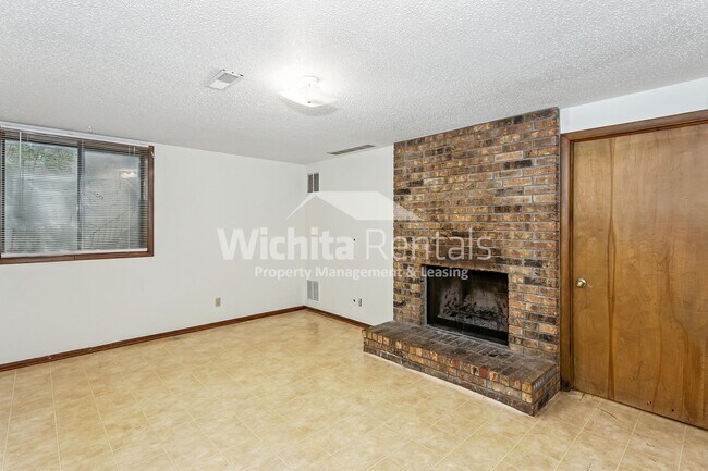 Building Photo - 2305 S White Oak Dr
