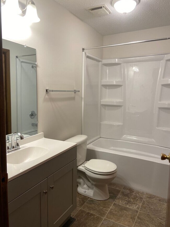 Building Photo - Like new, ranch home near Bass Pro, fully renovated interior,