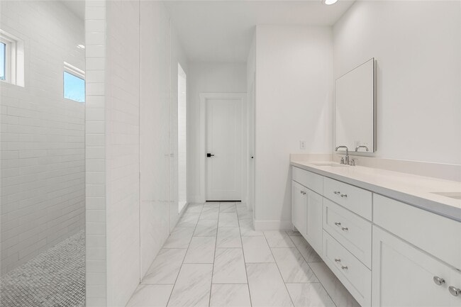 Building Photo - 802 Aurora St