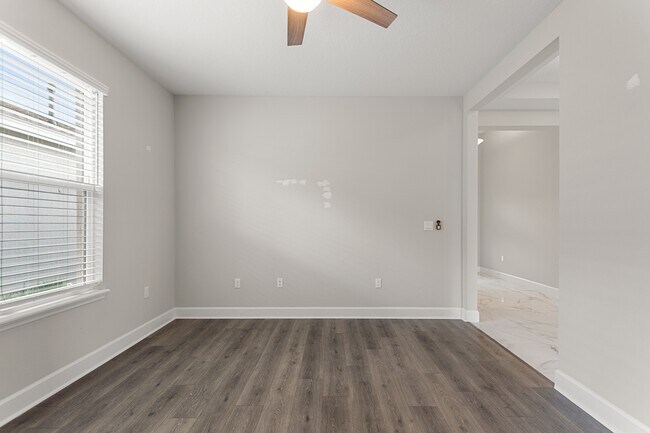 Building Photo - 1125 Victoria Hills Dr S