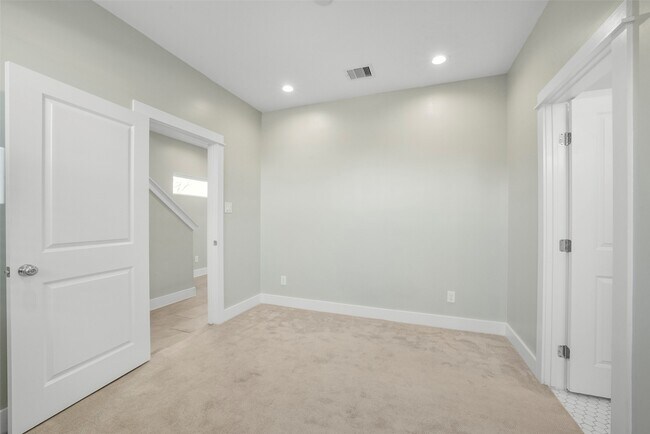 Building Photo - 720 W Donovan St