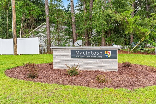Building Photo - 1624 Mac Dr