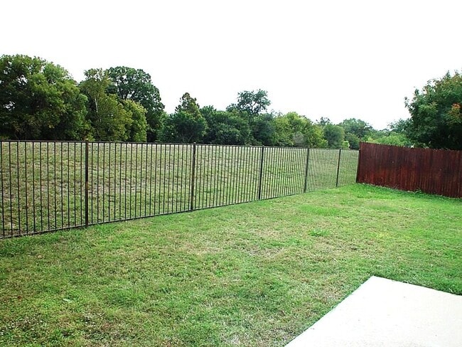 Building Photo - 525 Waterview Dr