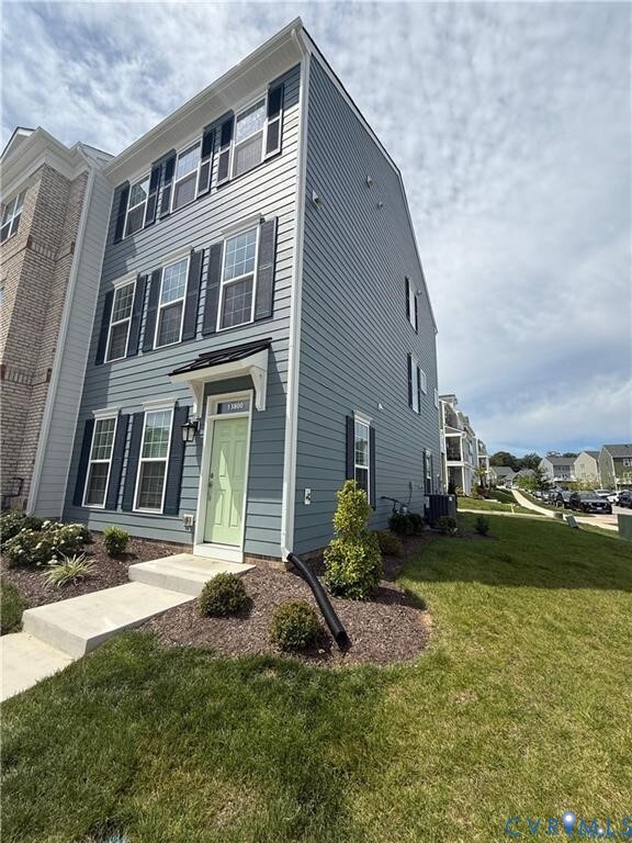 Building Photo - 13800 Village View Dr