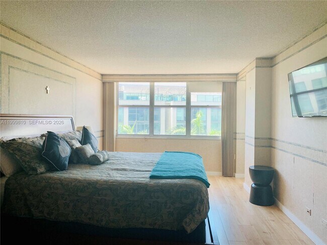 Building Photo - 6039 Collins Ave