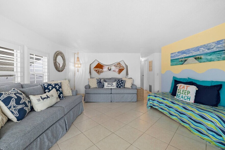 Building Photo - 343 Oleander Dr