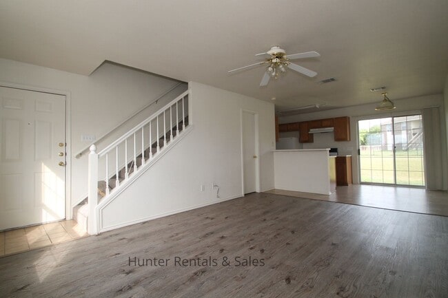 Building Photo - Stylish!