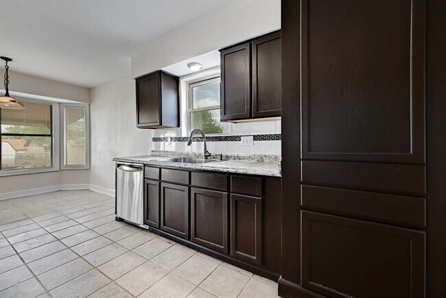 Building Photo - 509 Greenway Dr