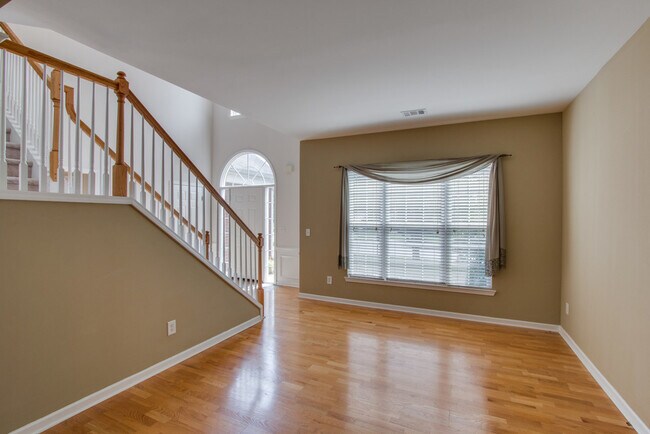 Building Photo - 4Bed/2.5Bath in Brentwood, Lawn Care Included!