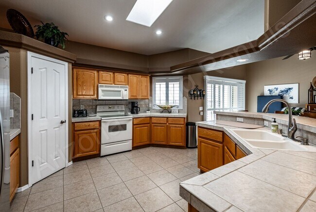 Building Photo - FURNISHED POOL HOME
