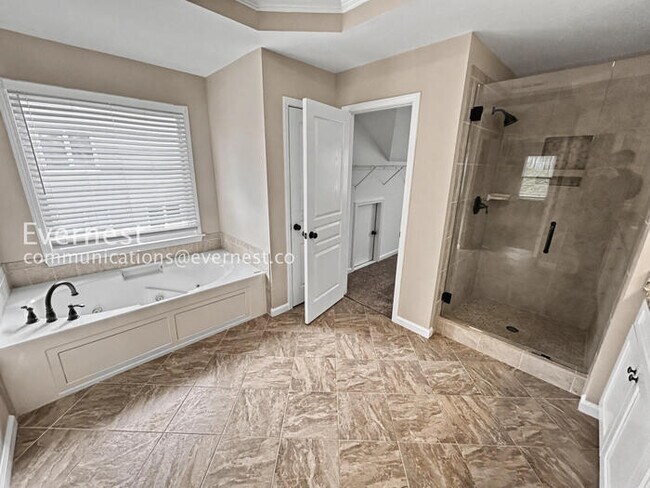 Building Photo - 3-Beds 3.5 Baths Spacious Home with Fenced Yard and Garage Parking