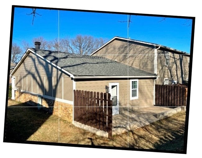 Building Photo - Luxury 2 bed condo, end-unit in a great location.  Updated kitchen and bathrooms and private patio