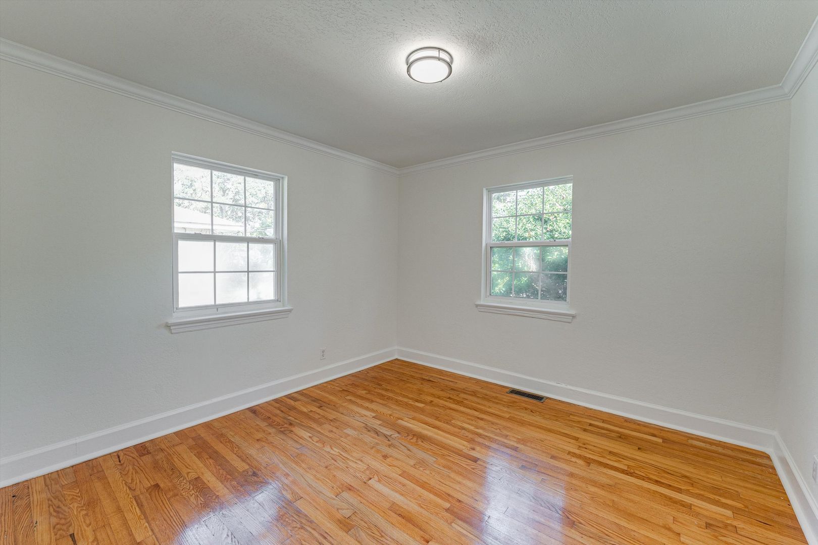 Building Photo - 4910 Golfview Dr