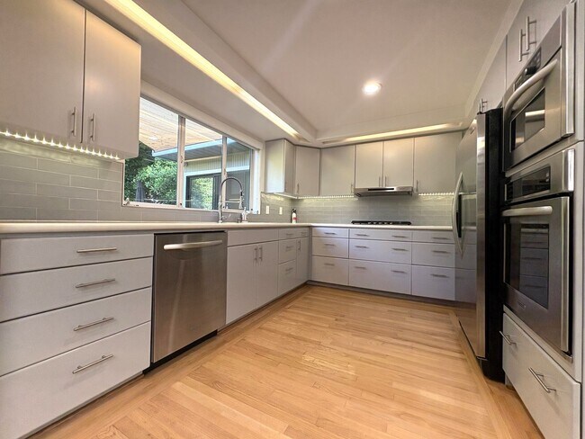 Building Photo - Eichler-Style Gem in Desirable Triple El N...
