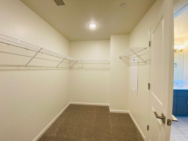 Building Photo - COMING SOON! $2,750 Ashlan & Highland, 4 B...
