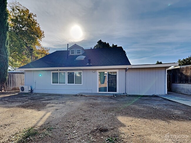 Building Photo - 308 Grape St