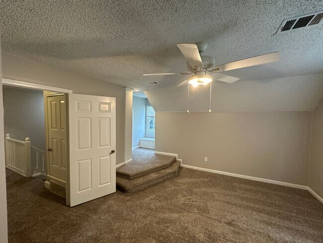 Building Photo - Spacious Home Freshly Painted and New Carpeted! Fully Fenced in Back Yard.
