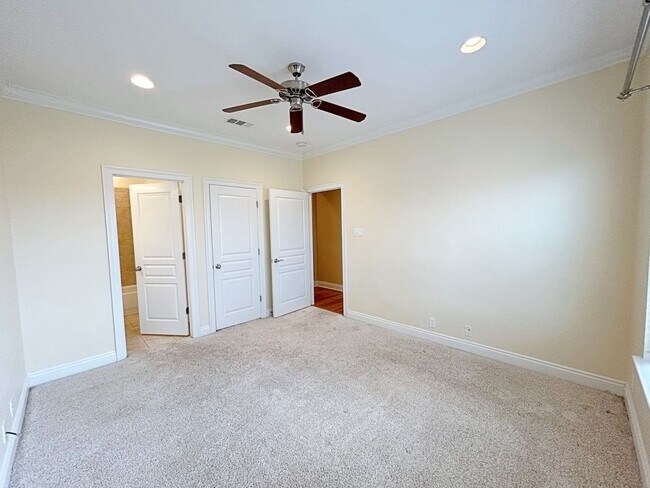 Building Photo - 3 Bedroom Townhouse in Gated Community off...