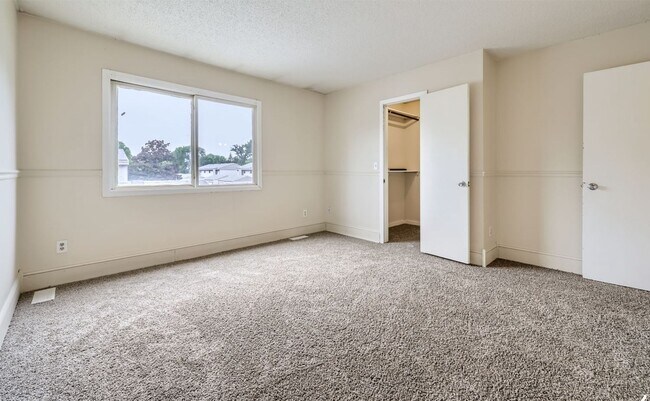 Building Photo - Spacious 3 - Bedroom Townhome with Modern ...