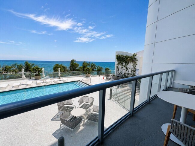 Building Photo - 17001 Collins Ave