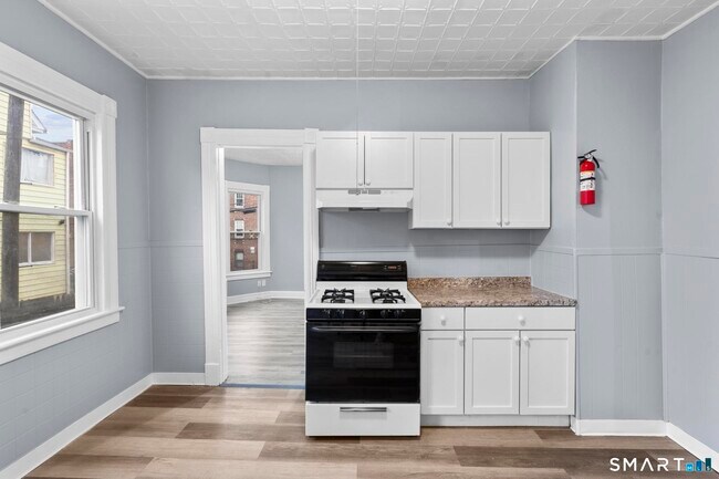 Building Photo - 16 Plaza Ave