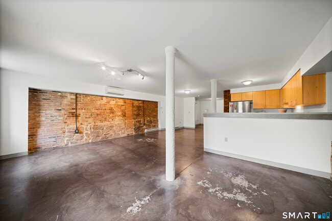 Building Photo - 40 Elm St