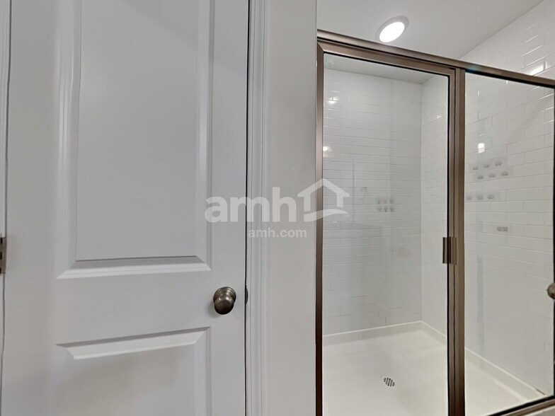 Building Photo - 117 Thatchet Dr