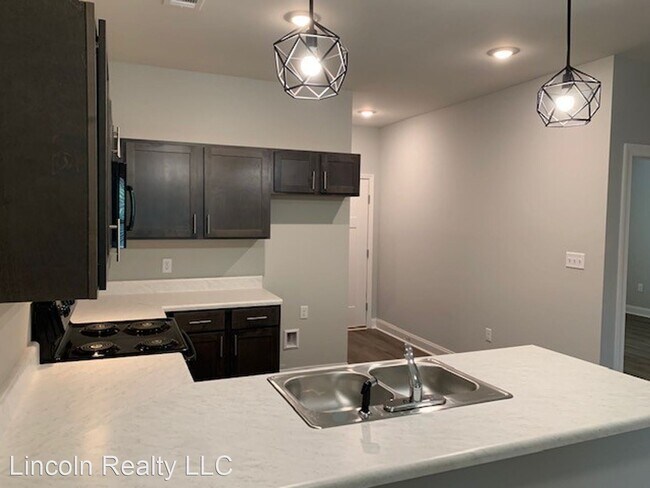 Building Photo - 1713 Springhill Dr