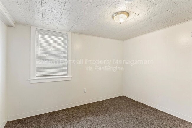 Building Photo - 153 Country Club Dr