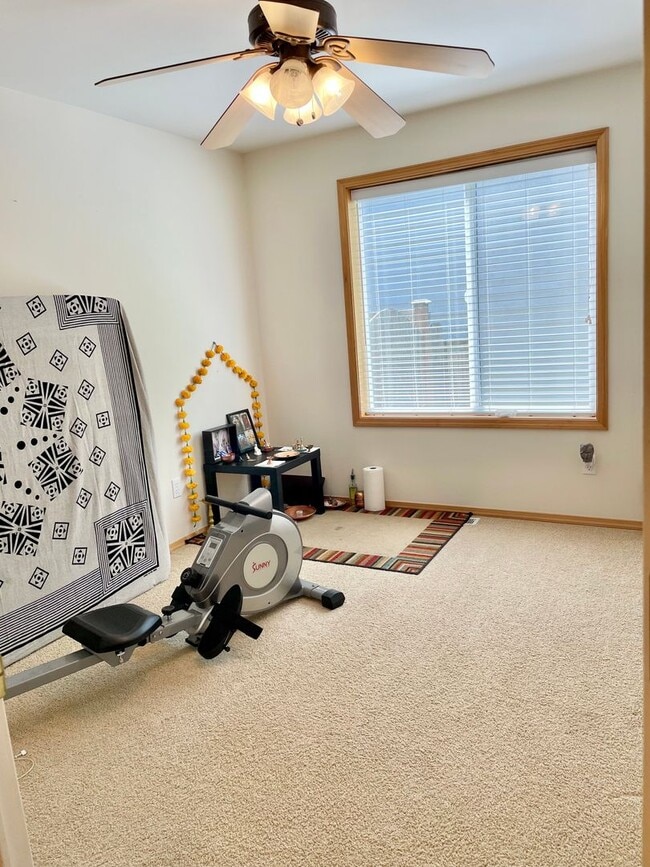 Building Photo - Spacious 4 bedrooms + Den, A/C! Pet(s)!