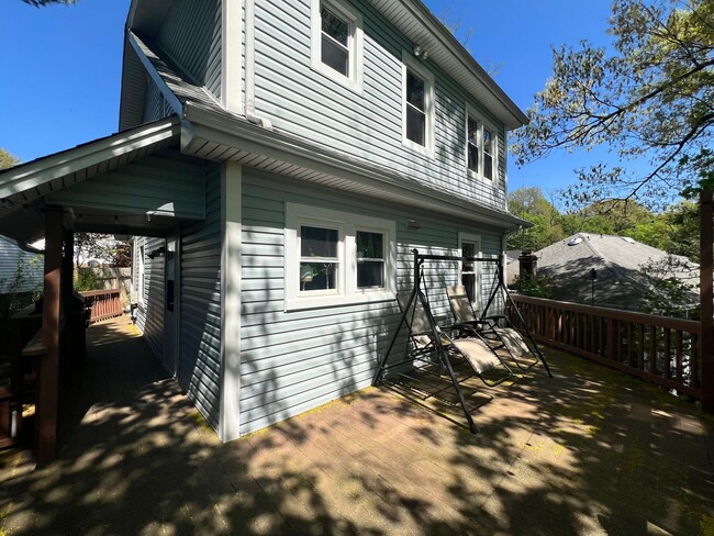 Building Photo - Terrific 3 Bed/1 Bath Colonial in Glen Cove!