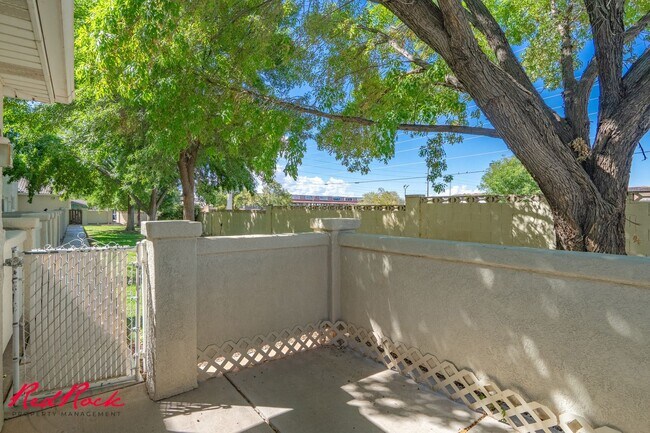 Building Photo - Pet Friendly! 3 Bedroom Single-Level Condo in St. George!