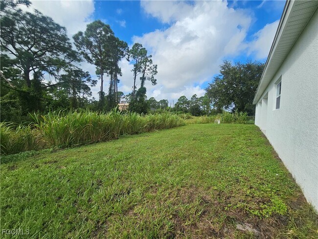 Building Photo - 874 Apartment St