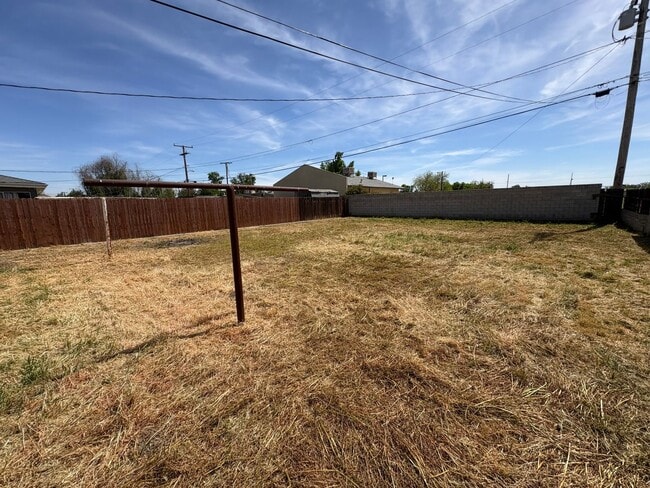 Building Photo - Cozy Hanford Home Available Now!