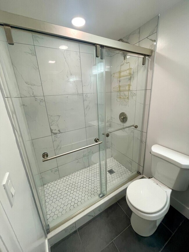 Building Photo - Newbury St Studio apartment on top floor with laundry in unit