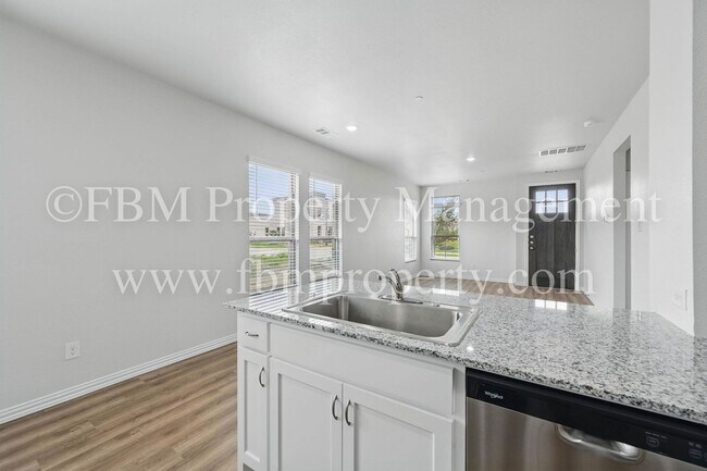 Building Photo - 2081 Luna Dr
